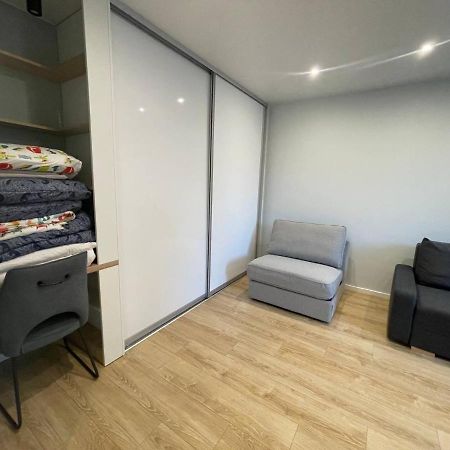 Appartamento Modern 1Br Haven Near Two Parks Riga Esterno foto