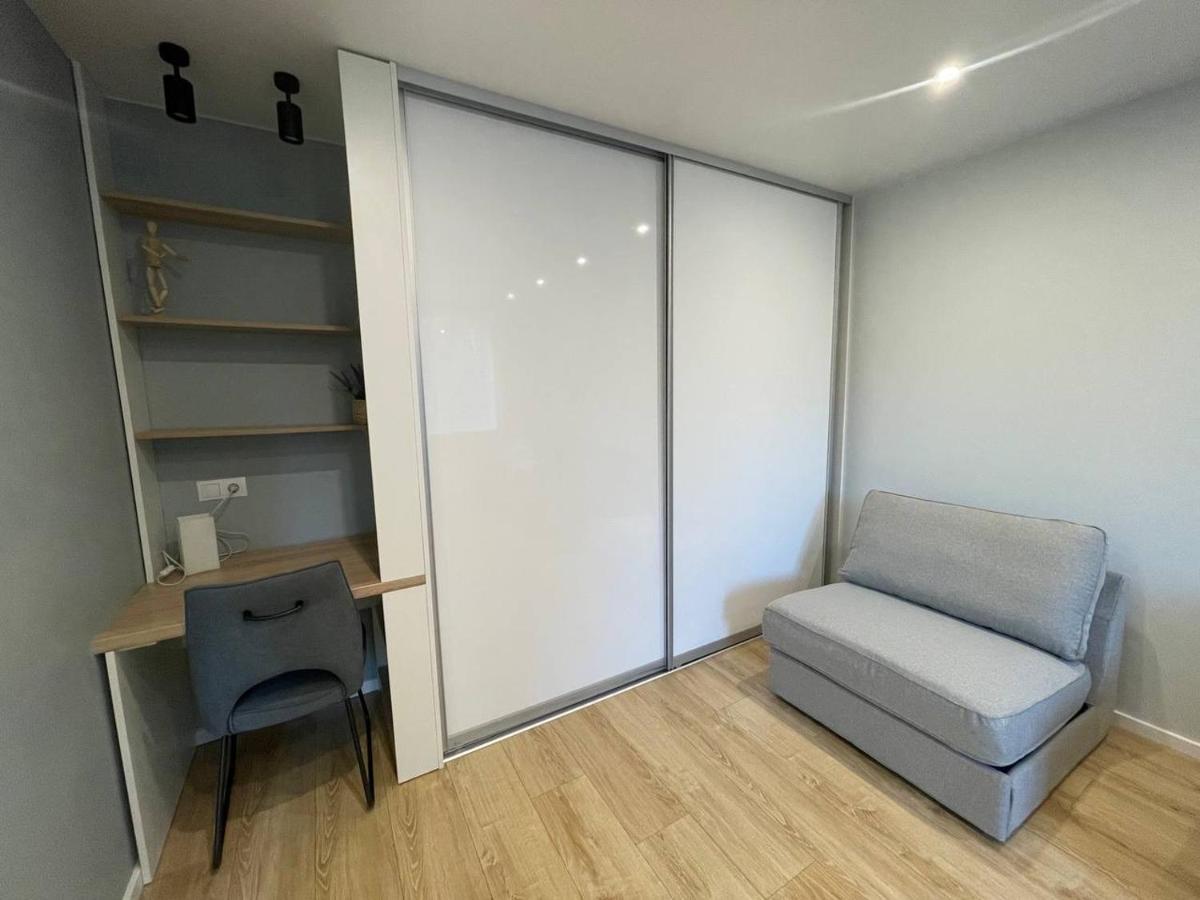Appartamento Modern 1Br Haven Near Two Parks Riga Esterno foto